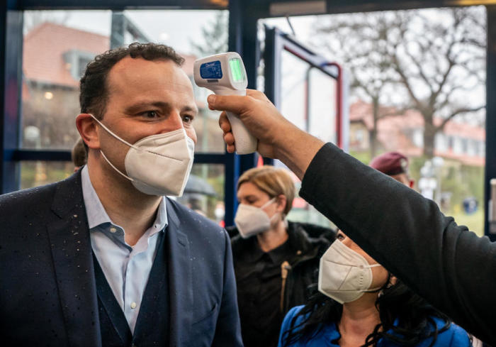 Bundesgesundheitsminister Spahn besucht Impfzentrum. Foto: epa/Michael Kappeler / Pool