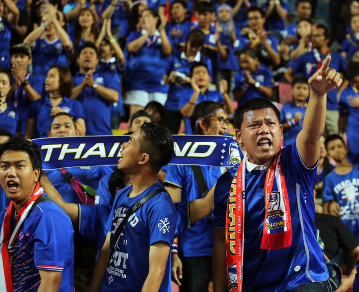 Thailändische Fußballfans. Foto: epa/Narong Sangnak