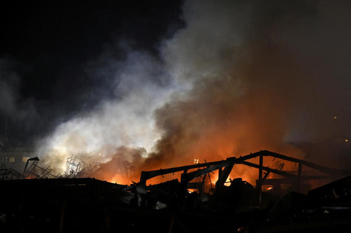 Feuerwehrmänner löschen einen Brand in einem Lagerhaus im Hafen von Beirut. Foto: epa/Wael Hamzeh