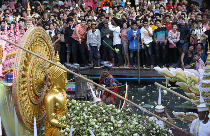 Beim Lotosblütenfest Rap Bua in Samut Prakan wird eine Buddhastatue auf einer Barke über den Khlong gefahren. Foto: epa/Barbara Walton