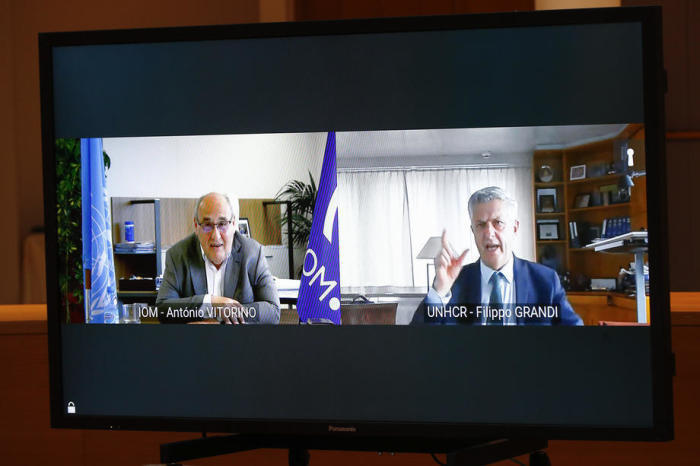 UNHCR-Hochkommissar Filippo Grandi und IOM-Generaldirektor Antonio Vitorino treffen sich per Videokonferenz. Foto: epa/Johanna Geron
