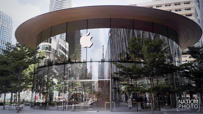 Wie auch im Iconsiam verfügt der neue Apple Store am CentralWorld über eine Top-Down-Glasfassade. Foto: The Nation