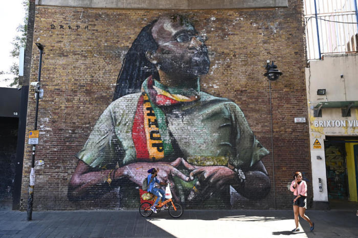 Leute gehen an einem riesigen Kunstwerk in Brixton in London vorbei. Foto: epa/Facundo Arrizabalaga