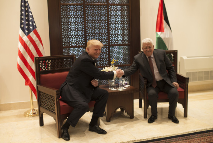  Donald Trump (l.) bei Palästinenserpräsident Mahmud Abbas. Foto: epa/Fadi Arouri