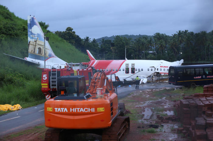 Ein Blick auf das Wrack einer Boeing 737 der Air India Express, nachdem sie auf dem internationalen Flughafen Calicut in Kozhikode abgestürzt war. Foto: epa/Prakasch Elamakkara