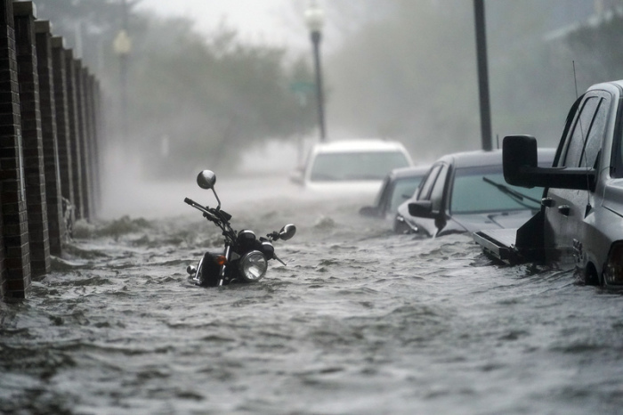 Der Südosten des Bundesstaates Alabama und der Westen von Florida waren zunächst besonders von starken Winden und Überschwemmungen betroffen. In Pensacola (Florida) flutete Meerwasser die Straßen der Innenstadt. Hinzu ... Foto: Gerald Herbert/dpa