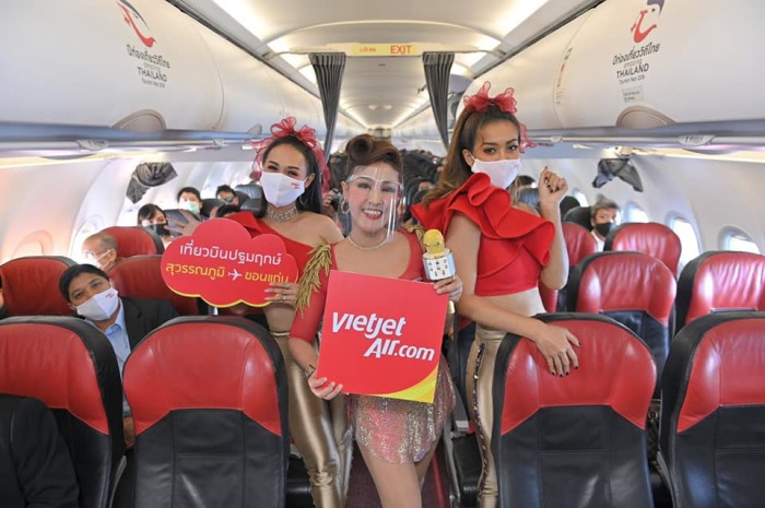 Mo-lam-Star Yinglee (M.) überraschte die Passagiere der Jungfernfluges VZ210 von Bangkok nach Khon Kaen mit einem Konzert über den Wolken. Foto: Thai Vietjet Air