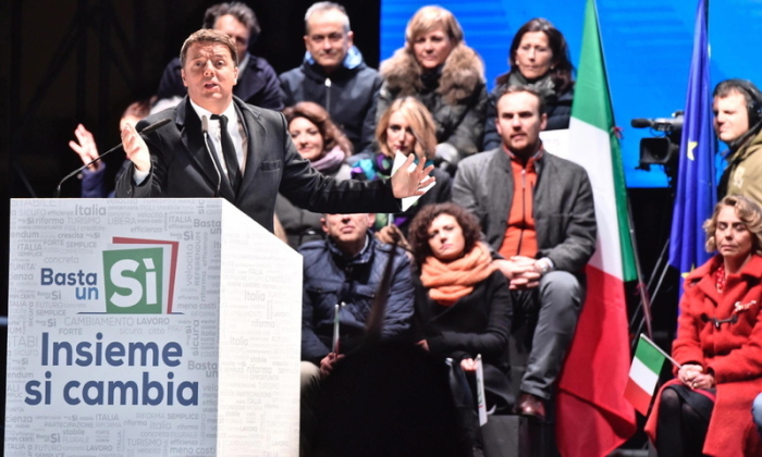 Nicht nur Italien wartet auf den großen Tag. Der Kampf um die Stimmen vor dem Verfassungsreferendum ist vorbei. Für die Regierung von Ministerpräsident Renzi steht alles auf dem Spiel. Foto: EPA/MAURIZIO DEGL'INNOCENTI