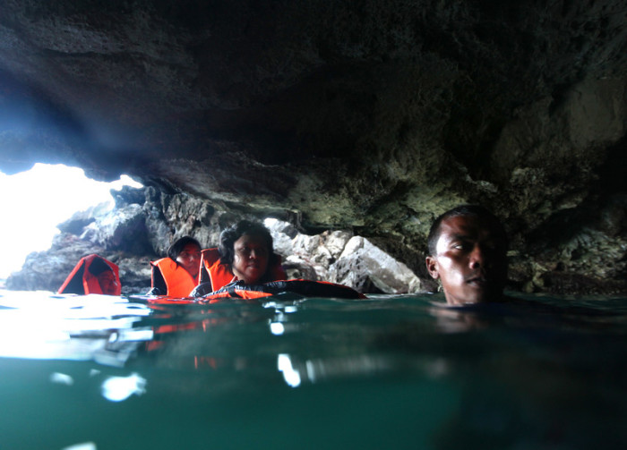 Touristen in der Emerald Cave in der Provinz Trang. Foto: epa/Barbara Walton