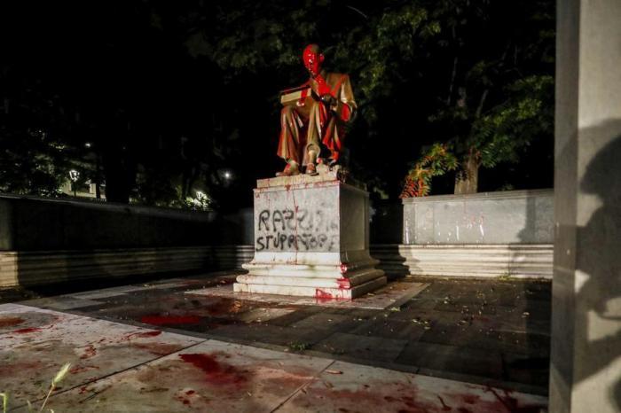 Die Montanelli gewidmete Statue wurde verschmiert. Foto: epa/Mourad Balti Touati