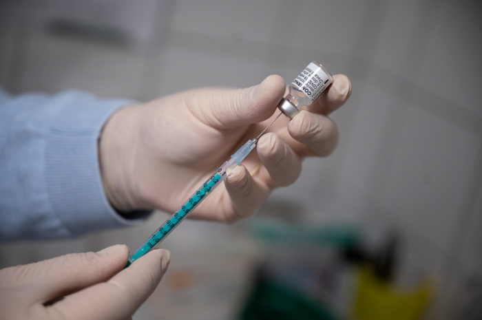 Ein Arzt zieht in einer Hausarztpraxis eine Spritze mit dem Impfstoff von Pfizer/Biontech auf. Foto: Sebastian Gollnow/dpa