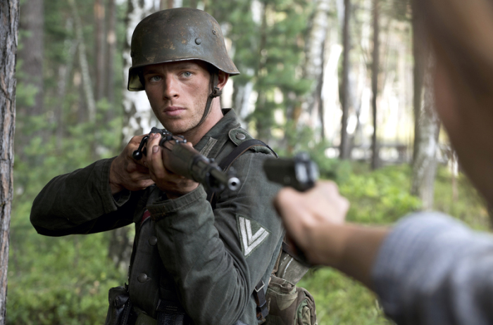 Walter Proska (Jannis Niewöhner) wird im Wald überrascht in einer Szene der Roman-Verfilmung 