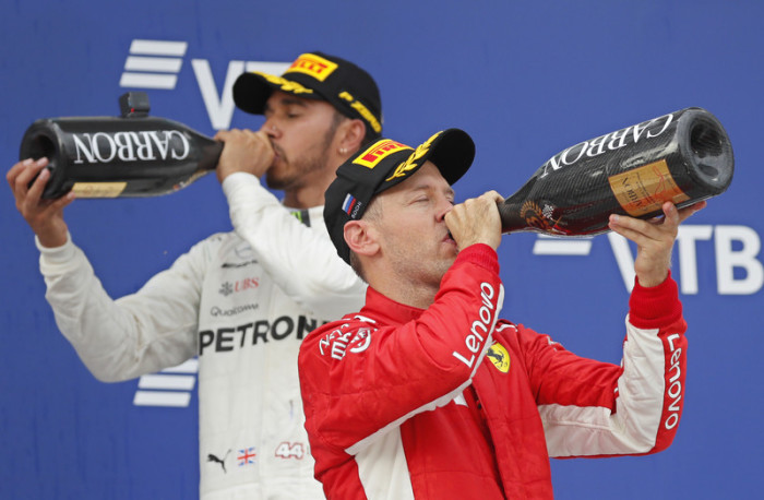Lewis Hamilton (l.) Sebastian Vettel(r.). Foto: epa/Yuri Kochetkov