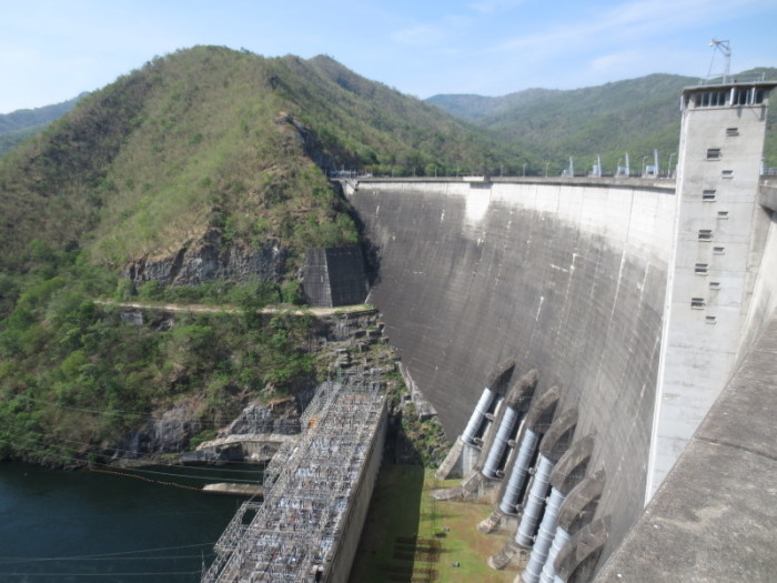 Der Blick auf den Bhumibol Damm in der Provinz Tak: Atemberaubend schön, doch der Wasserstand ist bereits seit Anfang Mai alarmierend niedrig.