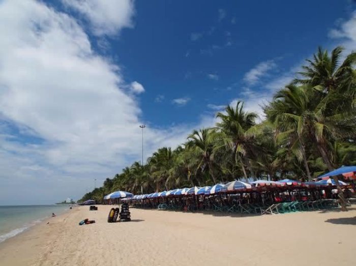 Am Freitag wird der bei Einheimischen beliebte Strand in Bang Saen nach mehr als zweimonatiger Schließung wieder für die Öffentlichkeit freigegeben. Foto: National News Bureau Of Thailand