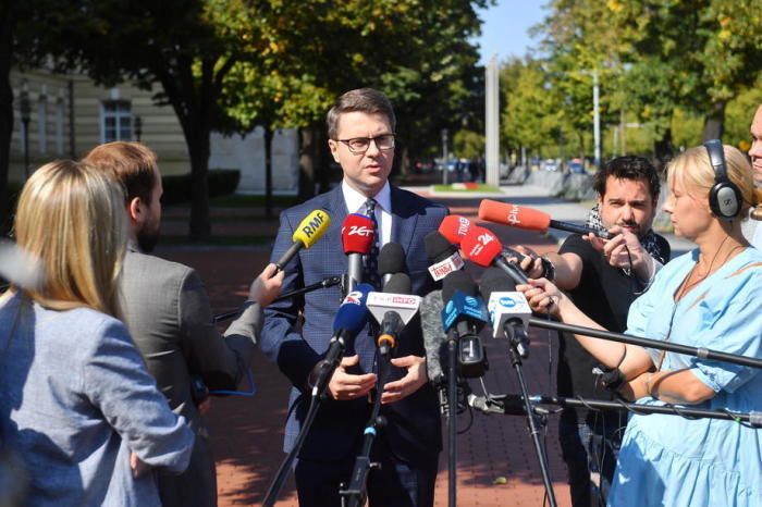 Pressekonferenz des polnischen Regierungssprechers Piotr Mueller. Foto: epa/Radek Pietruszka