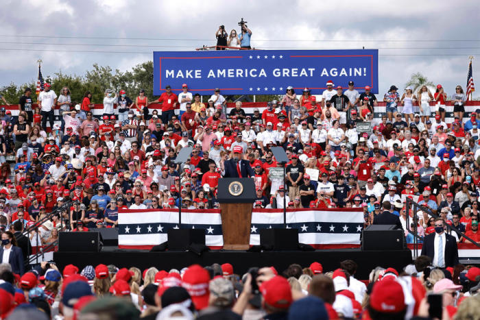 US-Präsident Donald J. Trump spricht auf der Donald J. Trump's make America großen Siegeskundgebung im Raymond James Stadium in Tampa, Florida. Foto: epa/Peter Foley