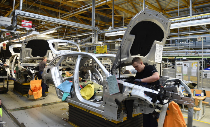 Mitarbeiter von Mercedes-Benz arbeiten im Werk in Bremen an einer C-Klasse. Foto: Carmen Jaspersen/Dpa
