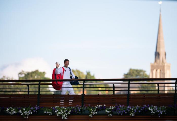 Schweizer Roger Federer geht über die Spielerbrücke im All England Lawn Tennis Club, Wimbledon. Foto: epa/Aeltc/ben Solomon