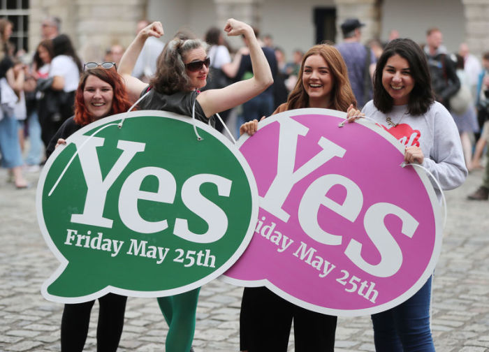 Viele Menschen haben sich vor dem Dublin Castle versammelt, um die Ergebnisse des Referendums zu erwarten. Foto: Niall Carson/Pa Wire/dpa