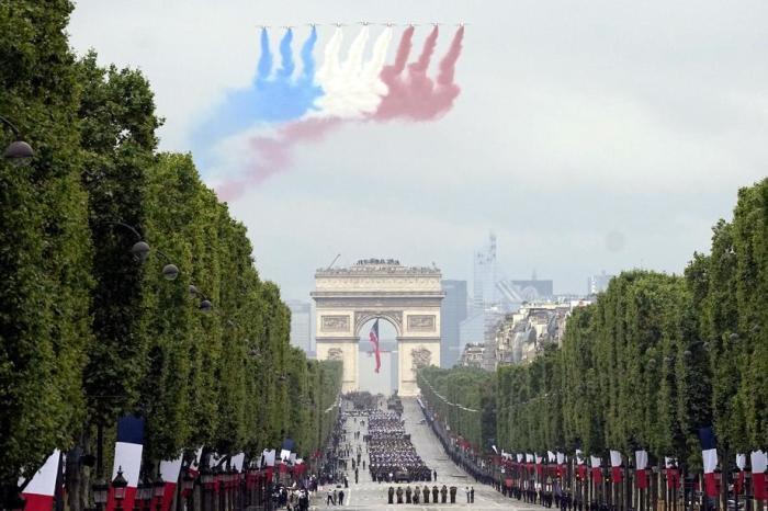 Jets der Patrouille de France fliegen während der Parade zum Bastille-Tag in Paris über die Avenue des Champs-Elysees. Foto: epa/Michel Euler