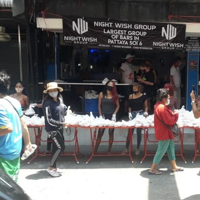 Noch bis zum 01. Mai verteilt die Nightwish Group in Pattayas Soi 6 täglich um 13.00 Uhr 1.000 kostenlose Mahlzeiten an Menschen in Not. Foto: Nicolas Amann
