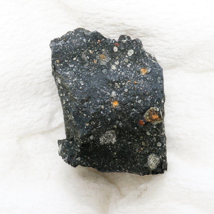 Ein Fragment des Murchison Meteoriten. In dem Gestein wurde auch der Zucker Ribose, der zentrale Baustein des Erbgutmoleküls RNA (Ribonukleinsäure), gefunden. Foto: Yoshihiro Furukawa/Tohoku-universität/dpa