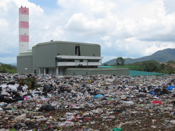 Dauerbrenner ohne Feuer: Die Müllverbrennungsanlage bei Hua Thanon steht seit Jahren still, dafür wachsen die Abfallberge.                                                     Fotos: Gruber