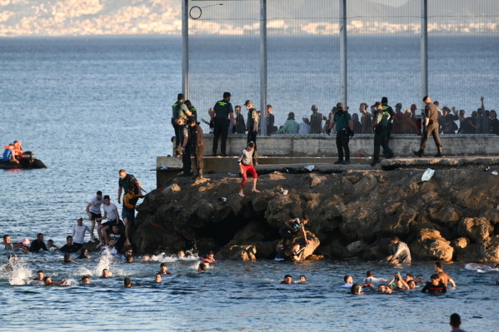 Migranten schwimmen von der marokkanischen Stadt Fnideq aus die spanische Nordafrika-Exklave Ceuta. Die in Ceuta erscheinende Zeitung «El Faro» bezifferte die Zahl der Migranten auf mindestens 2700. Foto: Antonio Sempere/dpa