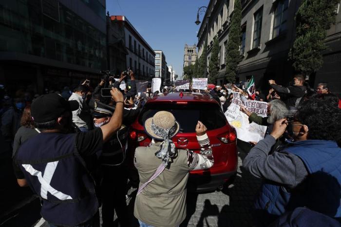 Die Anhänger von Präsident Andres Manuel Lopez Obrador demonstrieren vor dem Obersten Gerichtshof der Nation (SCJN) in Mexiko-Stadt. Foto: epa/José Méndez