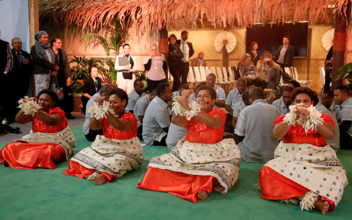 Eine kulturelle Darbietung vor dem Pavillon der Republik Fidschi. Foto: epa/Ronald Wittek