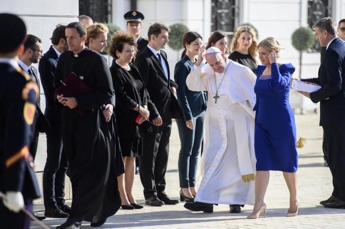 Der slowakische Präsident Zuzana Caputova (R) begrüßt Papst Franziskus im Präsidentenpalast in Bratislava. Foto: epa/Christian Bruna