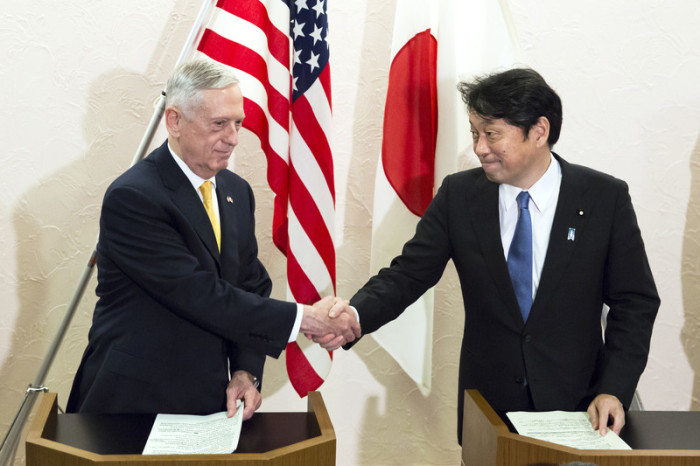 US-Verteidigungsminister James Mattis (l.) und Itsunori Onodera (r.). Foto: epa/Tomohiro Ohsumi