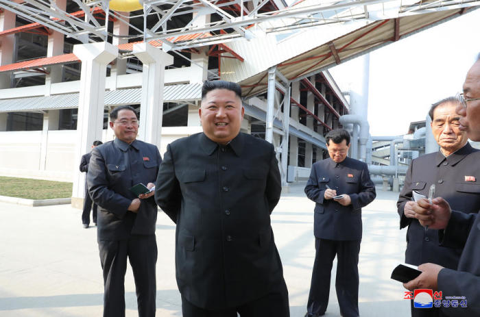 Ein von der offiziellen nordkoreanischen Zentralen Nachrichtenagentur (KCNA) veröffentlichtes Foto zeigt den nordkoreanischen Staatschef Kim Jong-un (2-L) am 1. Mai in Sunchon bei der Feier zur Fertigstellung einer Fabrik. Foto: epa/Kcna