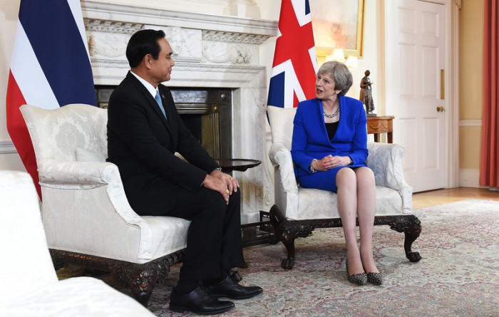 Thailands Premierminister Prayut Chan-o-cha (l.) im Gespräch mit Großbritanniens Premierministerin Theresa May (r.) in London am Mittwoch. Foto: epa/Andy Rain