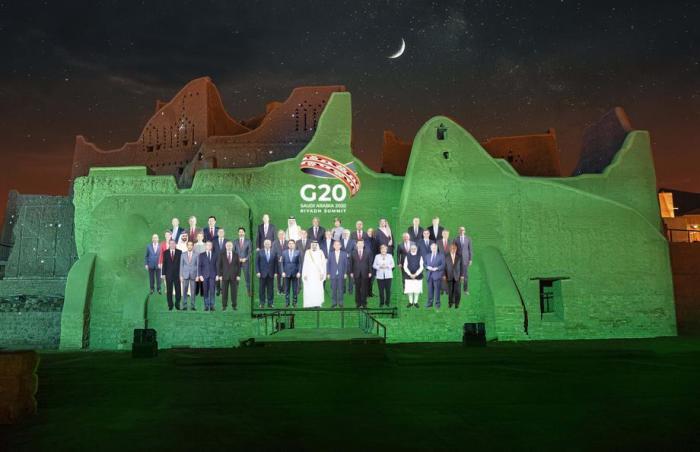 Das G20-Gipfeltreffen in Riad zeigt ein virtuelles Familienfoto der G20-Führer, das auf die Wände des At-Turaif-Distrikts in Ad-Diriyah projiziert wurde. Foto: epa/G20 Riyadh Gipfeltreffen