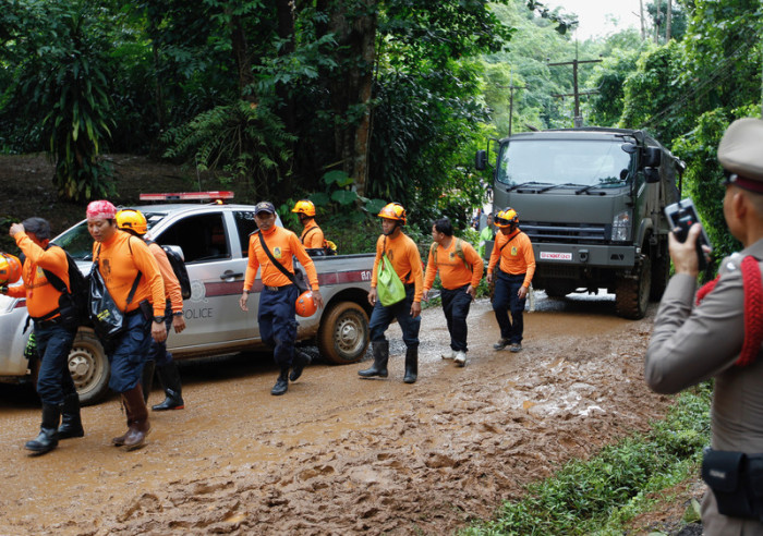 Such- und Rettungstrupps auf dem Weg zur Höhle Tham Luang im Nationalpark Tham Luang-Khun Nam Nang in Chiang Rai. Foto: epa/Pongmanat Tasiri
