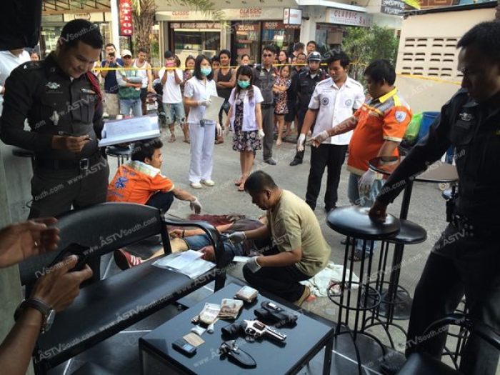 Die Leiche des Israelis lag nach dem Schusswechsel zwischen den Barhockern in einer Seitenstraße der ‚Solo Bar‘ – einem der bekanntesten Unterhaltungsgroßbetriebe in Chaweng. Auf dem Tisch im Vordergrund die von der Polizei präsentierten Tatortwaffenfunde