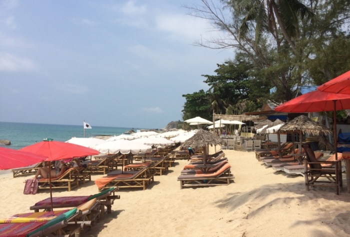Strandszenerie am Lamai Beach 500 Meter vor Hinta Hinyai: Wann kommt die Armee und wie scharf werden die neuerlichen Einschnitte für Restaurants und Bars werden?
