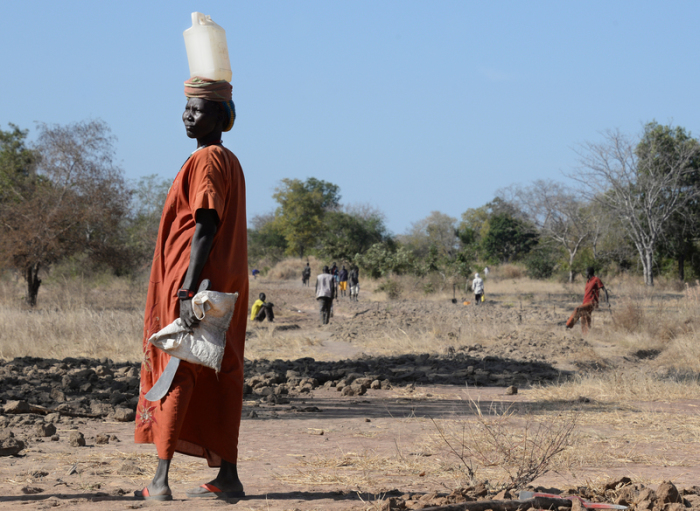 Eine Bewohnerin des Ortes Nyamlell im Nordwesten des Südsudans geht eine Straße entlang, die derzeit gebaut wird. Foto: Gioia Forster/Dpa