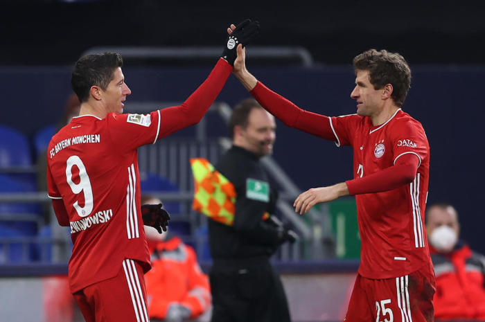 Münchens Robert Lewandowski (l) bejubelt sein Tor zum 0:2 mit Thomas Müller. Foto: Martin Meissner/dpa