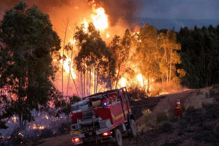 Blick auf das Feuer, das in der Nacht im Dorf Almonaster la Real in Huelva, Andalusien, Südspanien, ausgebrochen ist. Foto: epa/David Arjona