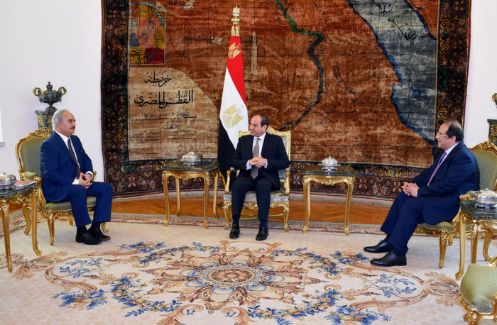 Treffen zwischen dem ägyptischen Präsidenten Abdel Fattah al - Sisi (M) mit dem Kommandanten der libyschen Nationalarmee (LNA) Khalifa Haftar (L) und dem Leiter des ägyptischen Geheimdienstes Abbas Kamel (R). Foto: epa/Egyptian Presidency 