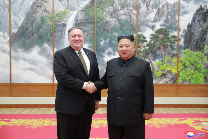 Der nordkoreanische Machthaber Kim Jong-un (r.) und US-Außenminister Mike Pompeo (l.). Foto: epa/Kcna