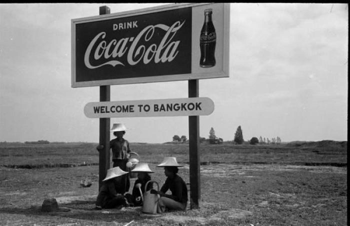 Die Aufnahme des Fotografen Dmitri Kessel aus dem Jahr 1950 zeigt eine Willkommenswerbetafel von Coca Cola in Don Mueang.