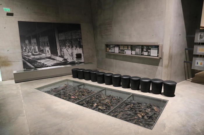 Eine Innenansicht der leeren Besucherstühle hinter der Ausstellung von Opferschuhen aus dem Todeslager Majdanek im verlassenen Holocaust-Gedenkmuseum Yad Vashem in Jerusalem. Foto: epa/Abir Sultan