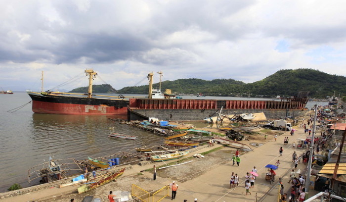 Blick auf ein Schiff, das Fischerboote an der Küste der Stadt Mariveles in der Provinz Bataan schwer beschädigt hat. Foto: epa/Dennis M. Sabangan