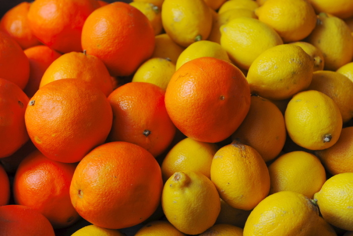 Orangen und Zitronen liegen in einem Restaurant. Foto: Tobias Hase/Dpa