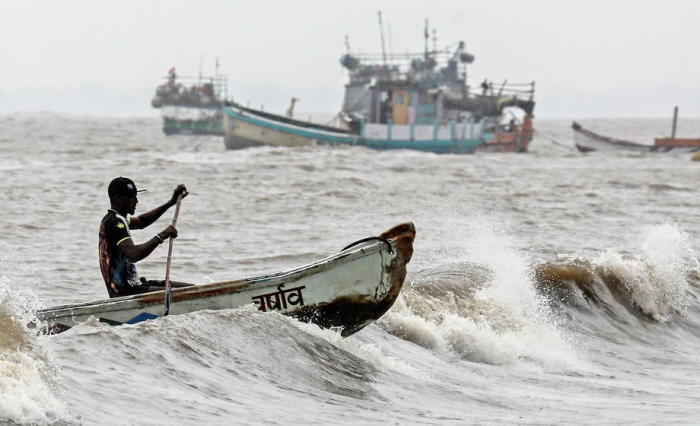 Ein indischer Fischer kommt an der arabischen Meeresküste im Dorf Uttan in der Nähe von Mumbai an. Foto: epa/Divyakant Solanki