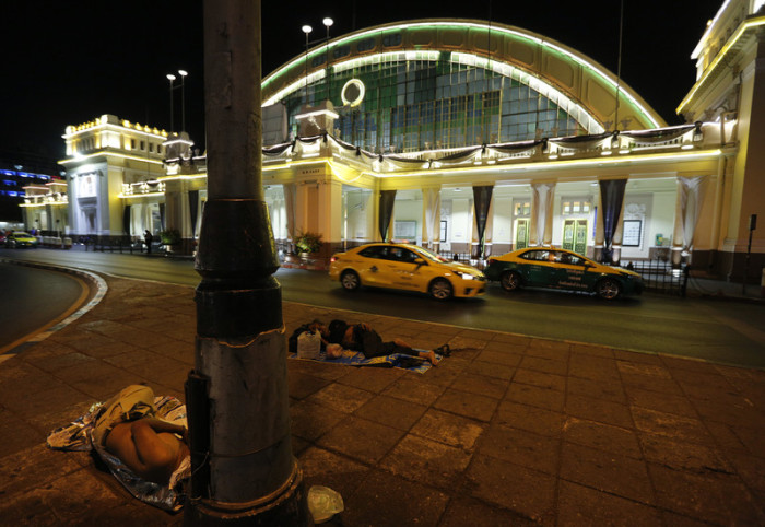 Das Bahnhofsviertel Hua Lamphong ist nach wie vor ein Brennpunkt für Prostitution in Bangkok. Foto: epa/Narong Sangnak